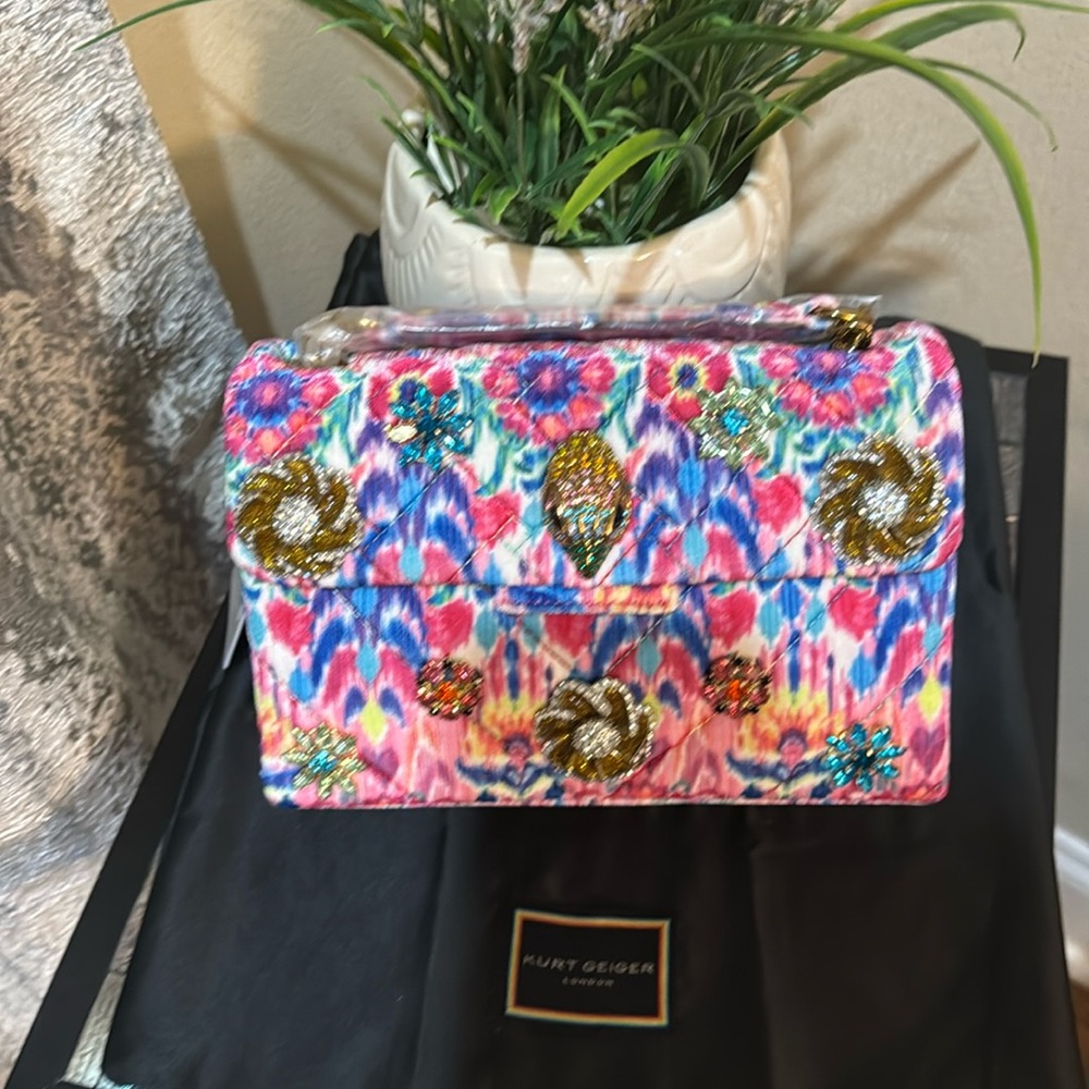 Kurt Geiger London Medium Kensington Shoulder Bag
Kurt Geiger London